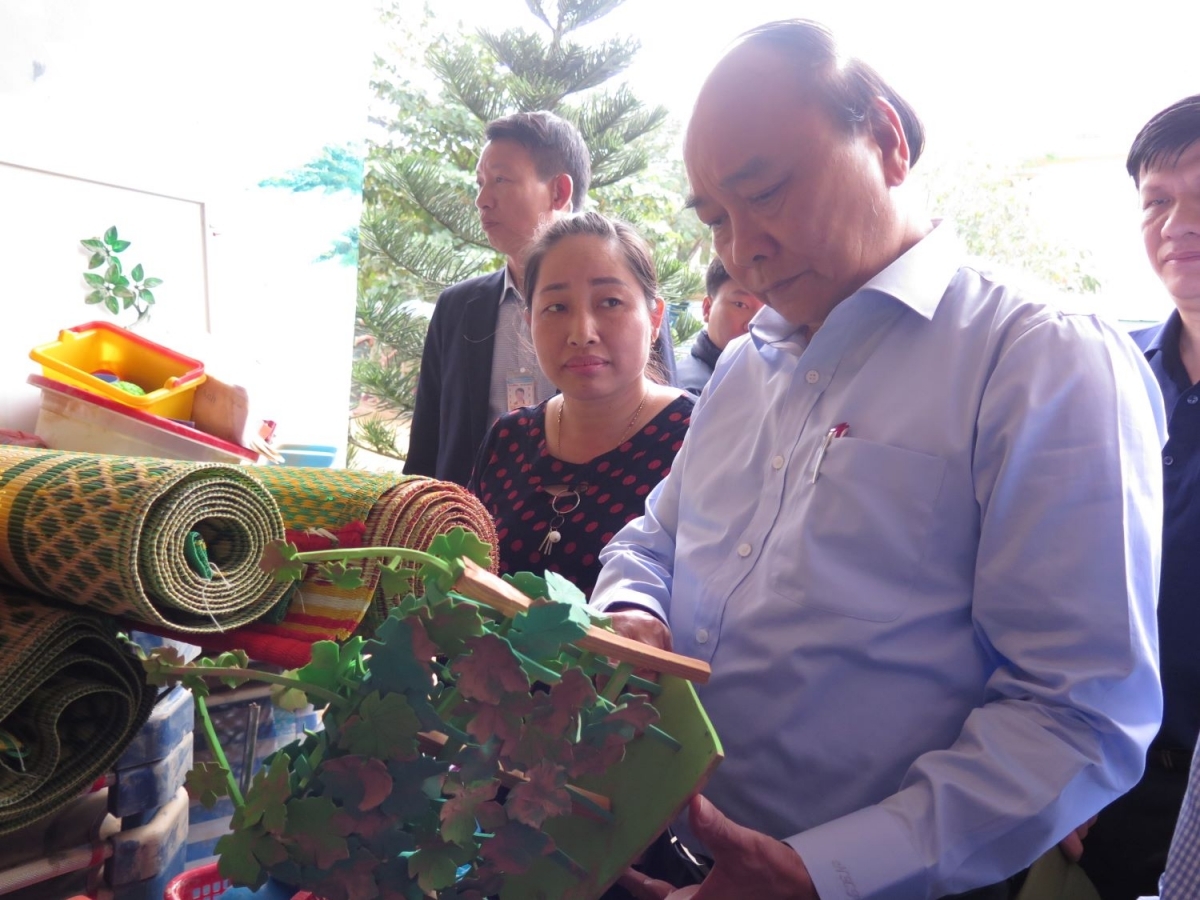 PM phuc presents gifts to teachers of hien ninh kindergarten and offers them words encouragement overcome this difficult period as soon possible.